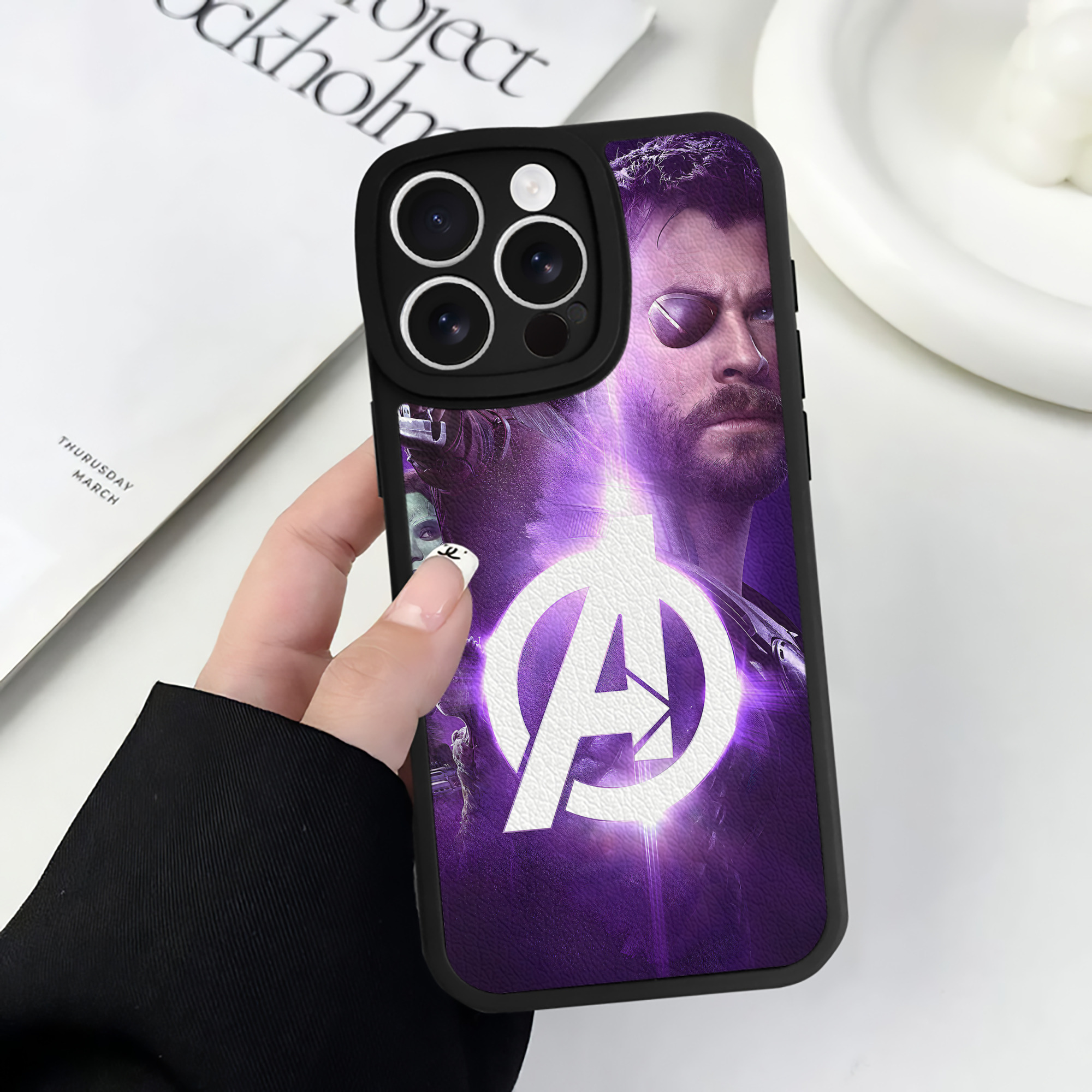 （画像用） アベンジャーズ The Avengers 【iPhone 16シリーズ対応】シリコンスマホケース（レザー調） 材質：シリコン